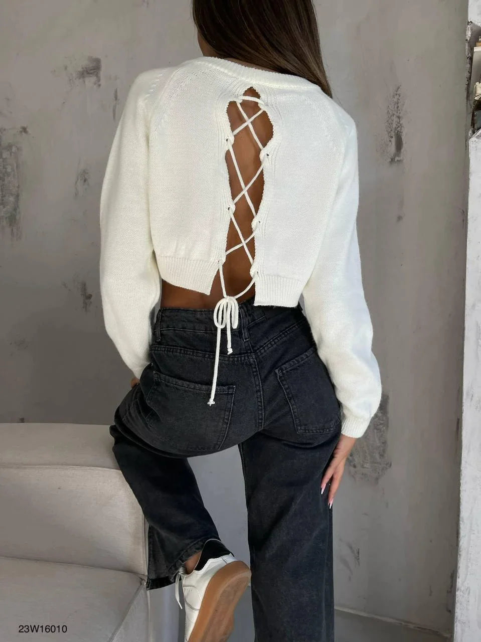 Back -cut sweater