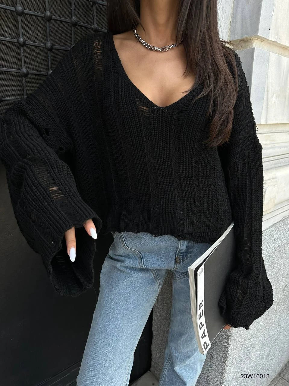 V -neck overwhelm knit sweater